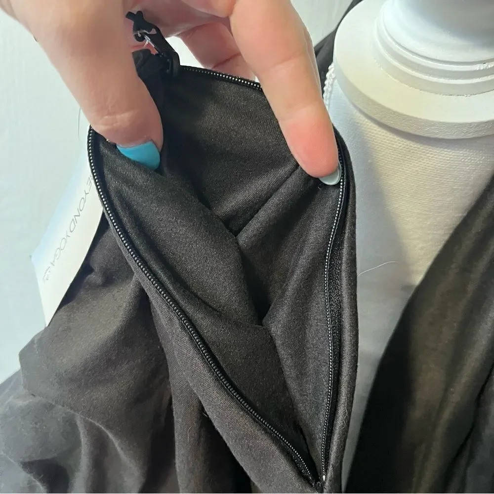 BEYOND YOGA Infinity Hidden Pocket Scarf NWT Black